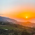 Dom wakacyjny Canarian With Terrace Surrounded By Garden - Alisios